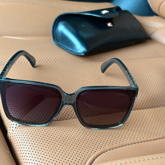 CHANEL Black and Gold Sunglasses - Picture 4 of 12